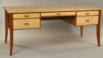 What are the main criteria of a writing desk selection?