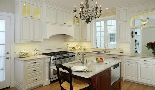 Top 3 principles of kitchen classic design: materials, colors and symmetry
